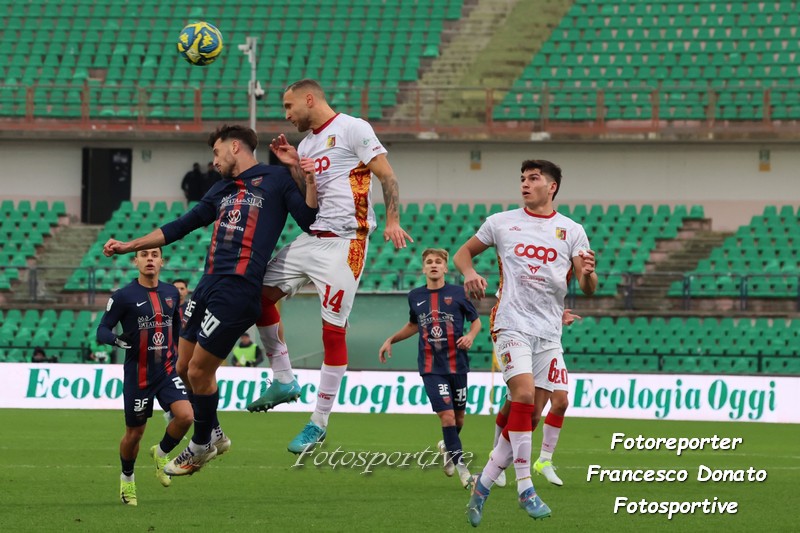 Derby della Calabria: Cosenza e Catanzaro si dividono la posta in palio