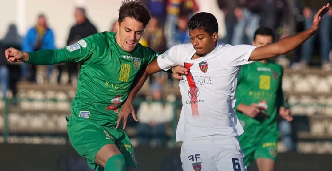 Carrarese 1-0 Cosenza: La Magia di Cicconi Regala la Vittoria allo Stadio dei Marmi