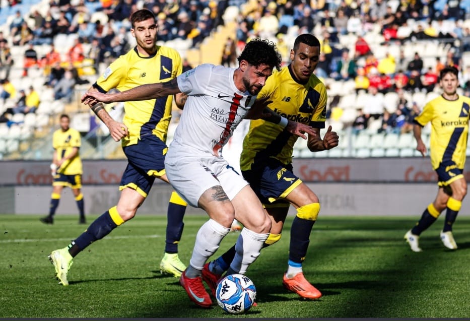 Modena-Cosenza 1-1: pareggio thrilling al Braglia, Artistico e Mendes protagonisti